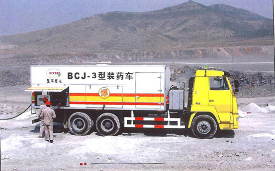 Emulsion explosive mix-load vehicle